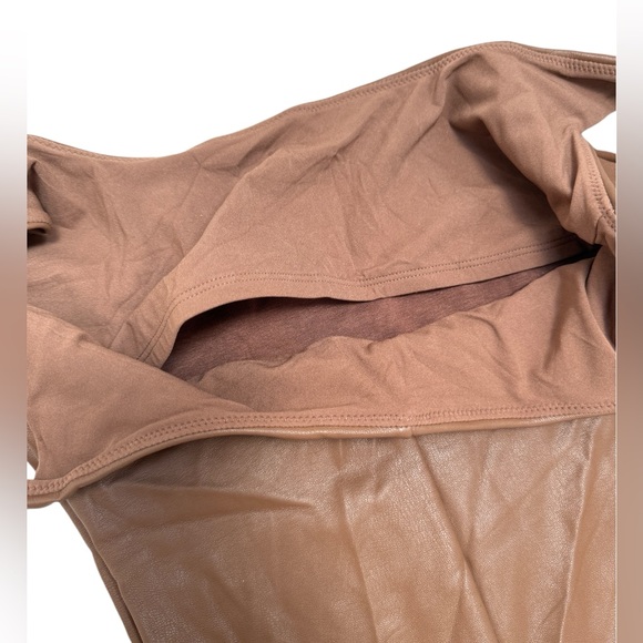 SKIMS Fits Everybody Faux Leather Scoop Neck Thong Bodysuit (Jasper) - Picture 3 of 8